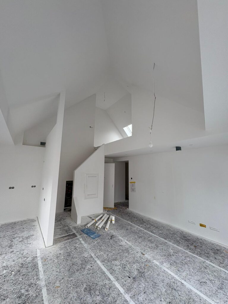 Professionelle Untergrundvorbereitung für Tapezierarbeiten in München